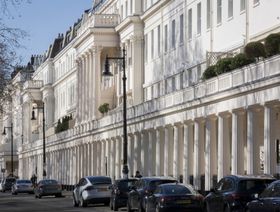 ميدان إيتون في لندن، المعروف أيضاً باسم "الساحة الأحمر"، والذي يعتبر أغلى مكان لشراء منازل في العاصمة البريطانية  - المصدر: غيتي إيمجز