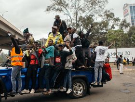 متظاهرون في المنطقة التجارية المركزية في نيروبي بتاريخ 25 يونيو - المصدر: بلومبرغ