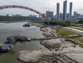 التغير المناخي يحيل أنهار العالم أحواضاً موحلة