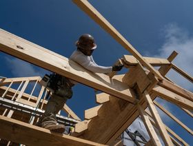 عامل يقوم ببناء منزل في نورث كارولاينا الولايات المتحدة  - المصدر: بلومبرغ