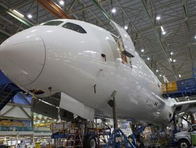 مقدمة الطائرة بوينغ 787 أثناء عملية التصنيع في مصنع شركة "بوينغ" في إيفريت بواشنطن  - المصدر: بلومبرغ