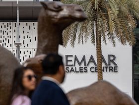 مكتب مبيعات "إعمار العقارية" في دبي يوم 2 يناير 2022. تضم منصة "نمشي" للتسوق الإلكتروني التي تبيعها الشركة، مجموعة من الأزياء من أكثر من 700 ماركة عالمية، ولديها تطبيق للهواتف، بحسب موقعها الإلكتروني - المصدر: بلومبرغ