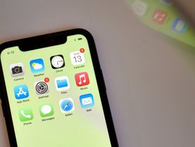 تطبيقات تظهر على شاشة جهاز "أيفون" - المصدر: بلومبرغ