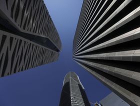 السماء الزرقاء تحيط بمبانٍ قيد الإنشاء في مركز الملك عبدالله المالي في الرياض، السعودية - المصدر: بلومبرغ