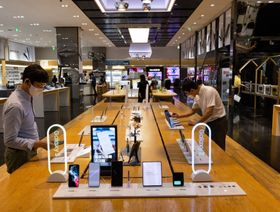 العملاء يجربون هواتف غالاكسي الذكية من شركة "سامسونغ الكترونيكس" في متجر ديلايت الرئيسي للشركة في سيول، كوريا الجنوبية، يوم الثلاثاء، 5 يوليو، 2022.  - المصدر: بلومبرغ
