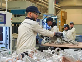 عامل مغربي في ورشة تابعة لمصنع شركة "سيتيك" الصينية لصناعة الألمنيوم، في مدينة القنيطرة، المملكة المغربية - الشركة