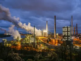 مداخن لعدد من المنشآت الصناعية في مدينة دويسبورغ الألمانية - بلومبرغ