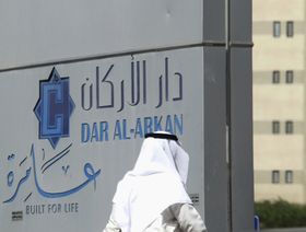 رجل خارج المقر الرئيسي لشركة "دار الأركان" في الرياض، السعودية - المصدر: رويترز