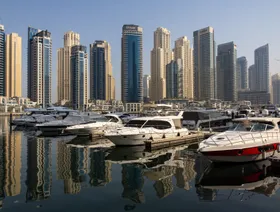 ناطحات سحاب سكنية تظهر خلف يخوت راسية في منطقة مرسى دبي، دبي، الإمارات العربية المتحدة - المصدر: بلومبرغ