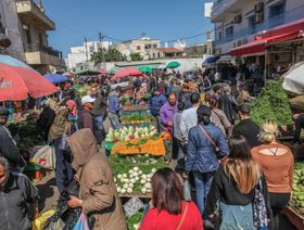  أحد أسواق الخضار والفاكهة الطازجة بمنطقة أريانا في تونس العاصمة - المصدر: بلومبرغ