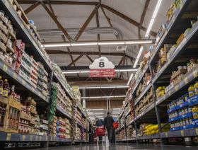 تراجع أسعار الغذاء يتناقض مع تضخمها في متاجر البقالة