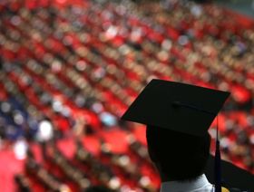 تدفع صناديق تحوط صينية 3 أضعاف الأجور بمثيلاتها الأمريكية لاصطياد الموهوبين حديثي التخرج - المصدر: بلومبرغ