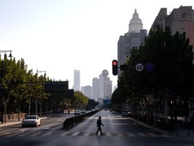مواطن يعبر شارعا شبه مهجور في إحدى مناطق ووهان، في ووهان، مقاطعة هوبي بالصين، في 2 نوفمبر 2022  - المصدر: غيتي إيمجز