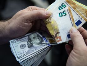 أمد التشديد النقدي الأطول في أوروبا سيدعم اليورو أمام الدولار