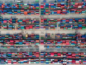 حاويات بحرية مكدسة في ميناء بحري - المصدر: بلومبرغ