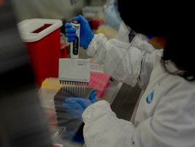 أخد العلماء في منشأة أبحاث وتطوير اللقاحات التابعة لشركة "فايزر" في بيرل ريفر، نيويورك - المصدر: بلومبرغ