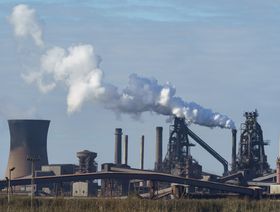 انبعاثات كثيفة تتصاعد من مداخن في مصنع للفولاذ تابع لشركة "بريتيش ستيل" في بلدة سكانثروب الصناعية في المملكة المتحدة - المصدر: بلومبرغ