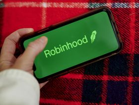 يُعرض شعار روبن هود على هاتف ذكي في صورة مرتبة تم التقاطها في حي بروكلين في نيويورك، الولايات المتحدة، يوم الاثنين، 12 أكتوبر 2020.  - المصدر: بلومبرغ