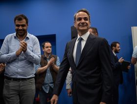 رئيس وزراء اليونان يقترب من الفوز بولاية جديدة