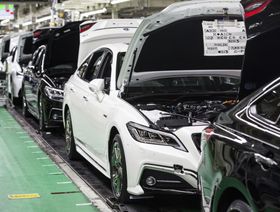 سيارات "تويوتا كراون" تقف على خط الإنتاج في مصنع "موتوماتشي" التابع لشركة "تويوتا موتور" في أيتشي، اليابان - المصدر: بلومبرغ