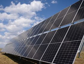 ألواح لتوليد الطاقة الشمسية. - المصدر: بلومبرغ