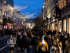 حشود من المتسوقين في عيد الميلاد في لندن - المصدر: بلومبرغ