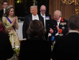 الملك تشارلز الثالث، برفقة كاثرين أميرة ويلز، يصفقان للرئيس الأميركي دونالد ترمب بعد كلمته خلال مأدبة عشاء في قلعة وندسور في 17 سبتمبر 2025 - بلومبرغ