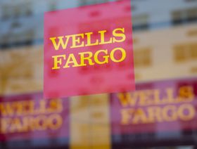 شعار "ويلز فارغو" على زجاج فرع البنك في نيويورك، الولايات المتحدة. - المصدر: بلومبرغ