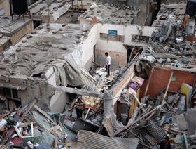 فلسطينيون يتفقدون الأضرار بعد قصف إسرائيلي على المنازل وسط الصراع بين إسرائيل وحركة حماس الإسلامية الفلسطينية في خان يونس في جنوب غزة، 29 أكتوبر 2023  - المصدر: رويترز