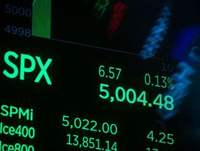 شاشة تظهر شعار مؤشر "إس بي إكس" متجاوزاً 5000 نقطة على أرضية بورصة نيويورك للأسهم، بأميركا، بتاريخ 9 فبراير - المصدر: غيتي إيمجز
