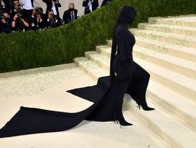 هل تكون إطلالة كيم كاردشيان في حفل "ميت غالا" مستوحاة من أزياء المستقبل؟ - AFP