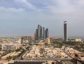 المقر الرئيسي لشركة بترول أبوظبي الوطنية (أدنوك)، وأبراج الاتحاد، محاطة بالعقارات السكنية والتجارية في أبوظبي، الإمارات العربية المتحدة. - المصدر: بلومبرغ