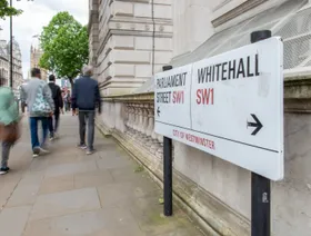 بريطانيا تقلص وظائف حكومية وتستخدم الذكاء الاصطناعي لتعزيز الكفاءة