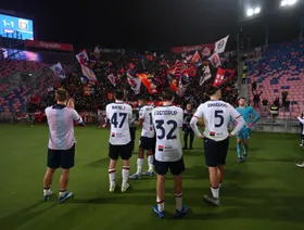 لاعبو نادي جنوة يصفقون للجماهير خلال مباراة في ملعب ريناتو دالارا في بولونيا، إيطاليا (صورة أرشيفية) - بلومبرغ