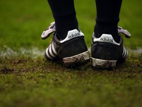 حذاء رياضي من صناعة "أديداس" يلبسه حكم خط التماس في إحدى مباريات الدوري الإنجليزي - المصدر:  "غيتي ايمجز"