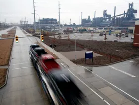 شاحنة تنقل سيارات "فورد" البيك أب من مصنع "روج" التاريخي في ديربورن بولاية ميشيغان، الولايات المتحدة، 5 يناير 2007 - رويترز