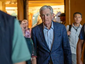 رئيس الاحتياطي الفيدرالي الأميركي جيروم باول، أثناء وصوله حفل عشاء خلال ندوة السياسة الاقتصادية التي ينظمها بنك الاحتياطي الفيدرالي في كانساس سيتي في جاكسون هول، في مورن، وايومنغ، الولايات المتحدة، 21 أغسطس 2025 - بلومبرغ