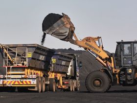 شاحنة أثناء تحميلها بالفحم في منجم "مافيوب" المفتوح الذي تديره شركتا "إكسارو ريسورسز" و"ثاونغالا ريسورسز" بمدينة مبومالانغا في جنوب أفريقيا - المصدر: بلومبرغ