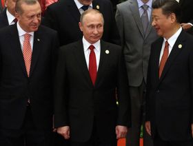 الرؤساء الصيني شي جين بينغ والروسي فلاديمير بوتين والتركي رجب طيب أردوغان، في منتدى الحزام والطريق الثاني للتعاون الدولي في بكين عام 2017. - المصدر: غيتي إيميجز