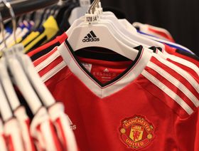 قميص فريق "مانشيستر يونايتد" لكرة القدم معروض في أحد المتاجر التابعة لشركة أديداس - المصدر: بلومبرغ