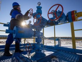 إيرادات روسيا من النفط والغاز تنخفض للنصف تقريباً في فبراير