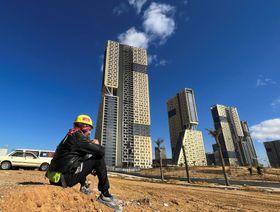 عامل يأخذ قسطاً من الراحة بالقرب من مباني حديثة التشييد في العاصمة الإدارية الجديدة شرق القاهرة. مصر. في 15 يناير 2023 - المصدر: بلومبرغ