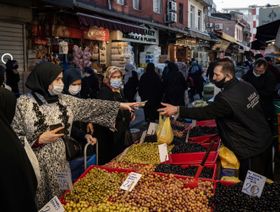 الشركات التركية تضع الليرة على رأس التهديدات الاقتصادية