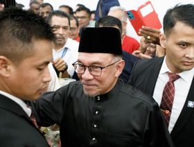 أنور إبراهيم ، رئيس وزراء ماليزيا ، يحيي مؤيديه خلال مؤتمر صحفي في شيراس ، سيلانجور ، ماليزيا ، يوم الخميس 24 نوفمبر 2022. - المصدر: بلومبرغ