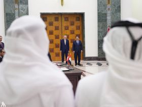 الرئيس التركي رجب طيب أردوغان ورئيس الوزراء العراقي محمد شياع السوداني خلال توقيع مذكرة تفاهم بشأن مشروع طريق التنمية. - المصدر: بلومبرغ