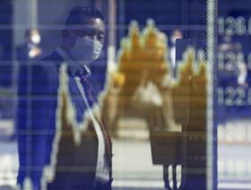 رجل يراقب شاشة عرض أسعار الأسهم - المصدر: بلومبرغ