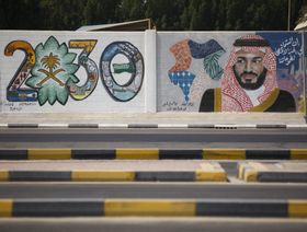 لوحة جدارية لولي العهد السعودي الأمير محمد بن سلمان وشعاري مدينة "نيوم" و"رؤية 2030" مشروع التحول الاقتصادي الذي يقوده الأمير، في الظهران. المملكة العربية السعودية  - المصدر: بلومبرغ