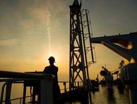 عامل يقف على سطح ناقلة النفط الخام "ديفون" وهي في طريقها إلى منطقة الخليج العربي باتجاه محطة النفط بجزيرة "خرق" إلى أسواق التصدير، بإيران بتاريخ 23 مارس 2018 - المصدر: بلومبرغ