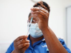 عاملة صحة تستقد لحقن شخص بلقاح "كوفيد" في بريطانيا - المصدر: بلومبرغ