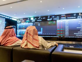 يجلس الزوار في غرفة تعرض معلومات أسعار الأسهم المعروضة على شاشة رقمية داخل السوق المالية السعودية، المعروفة أيضًا باسم تداول، في الرياض، المملكة العربية السعودية، يوم الثلاثاء 10 أبريل 2018. - المصدر: بلومبرغ